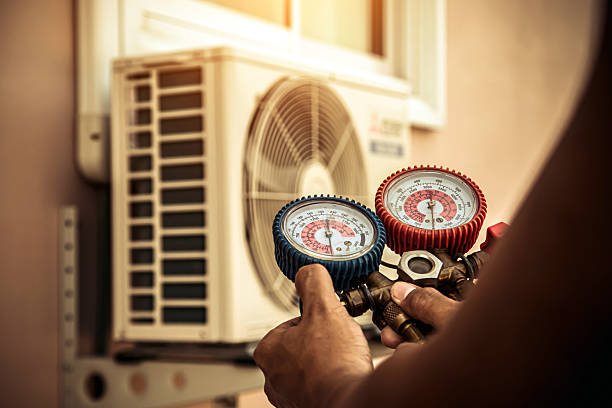Professional Hvac Installation technician working in Villa Park, IL